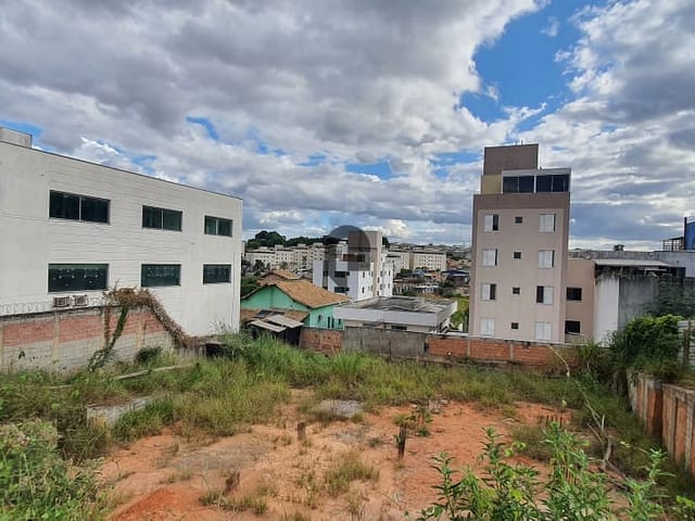 Terreno com 720m², à venda, no bairro Cabral em Não informado