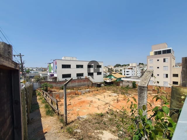 Terreno com 720m², à venda, no bairro Cabral em Não informado