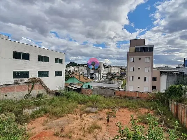 Terreno com 720m², à venda, no bairro Cabral em Não informado