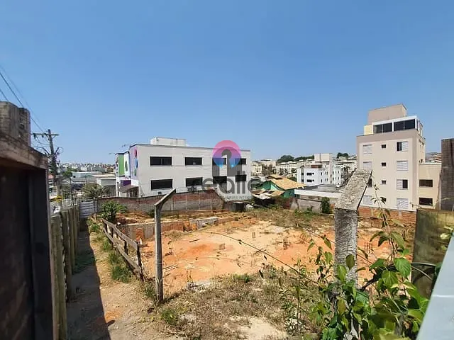 Terreno com 720m², à venda, no bairro Cabral em Não informado