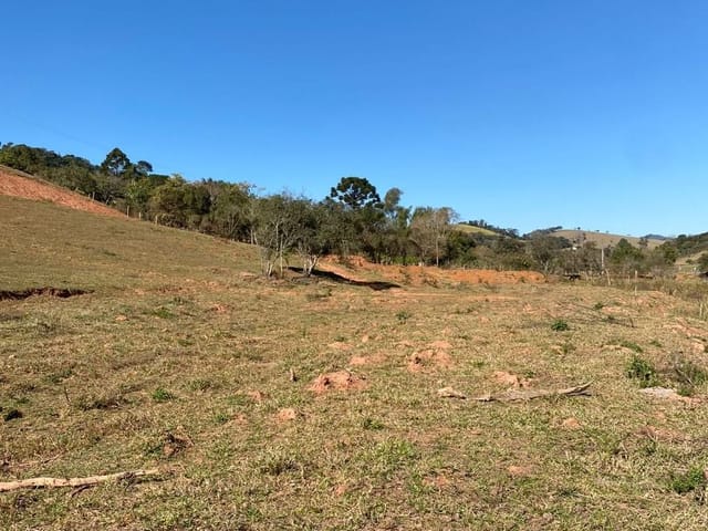 Terreno com 513m², à venda, no bairro Água Branca em Cambuí