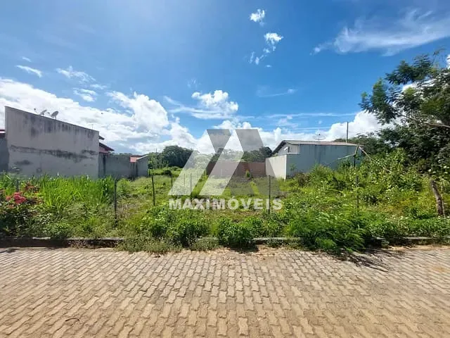 Terreno com 250m², à venda, no bairro Universitário em Araçuaí