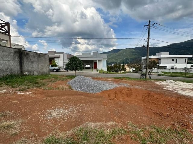 Terreno com 490m², à venda, no bairro VISTA DA MANTIQUERA em Extrema
