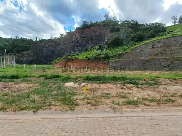 Terreno com 298m², à venda, no bairro Loteamento Vale das Hortênsias em Itajubá