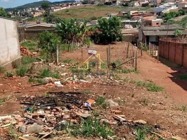 Terreno com 494m², à venda, no bairro Recreio dos Badeirantes em Guaxupé