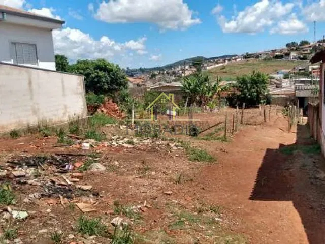 Terreno com 494m², à venda, no bairro Recreio dos Badeirantes em Guaxupé