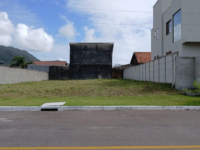 Terreno com 450m², à venda, no bairro São João do Rio Vermelho em Florianópolis