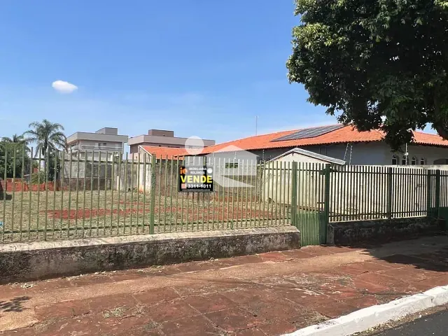 Terreno com 765m², à venda, no bairro Centro em Rolândia