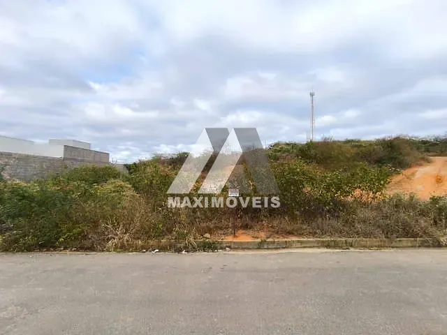 Terreno com 360m², à venda, no bairro São Mateus em Araçuaí