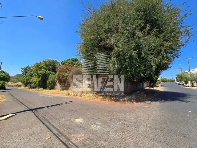 Terreno com 2160m², à venda, no bairro Vila Industrial em Bauru