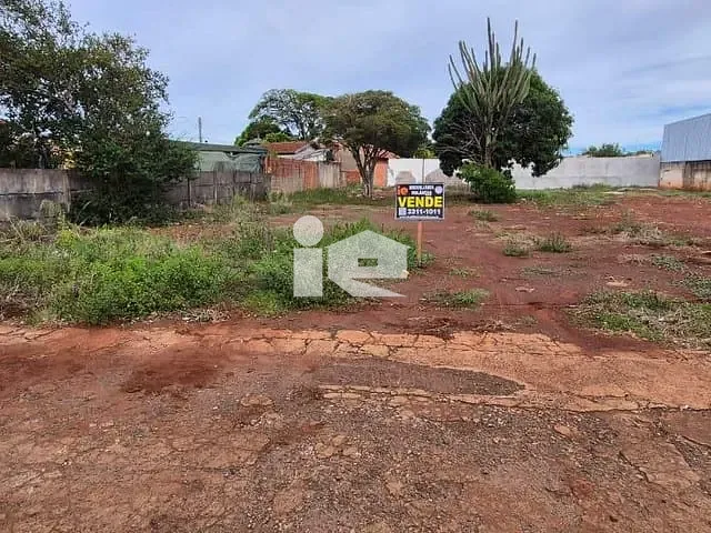 Terreno com 639m², à venda, no bairro Centro em Rolândia