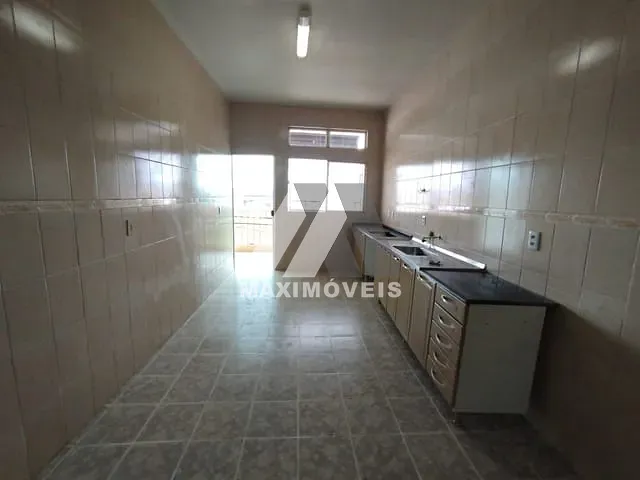 Apartamento 4 quartos e 2 banheiros, para alugar, no bairro Centro em Araçuaí