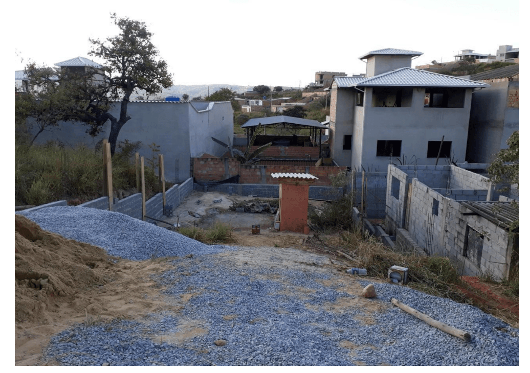 Terreno com 250 m2, com 10 m2 de frente e 25 m2 de fundos, todo murado e já foi feito a terraplanagem, quitado, à venda, Liberdade, Santa Luzia, MG