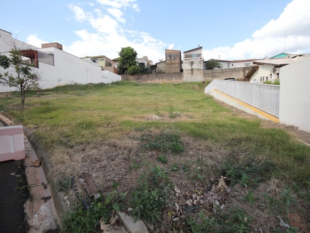 Terreno com 370m², à venda, no bairro Vila Tenente Vasconcelos em São João da Boa Vista