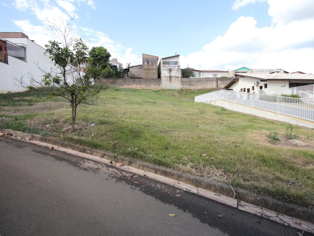 Terreno com 370m², à venda, no bairro Vila Tenente Vasconcelos em São João da Boa Vista