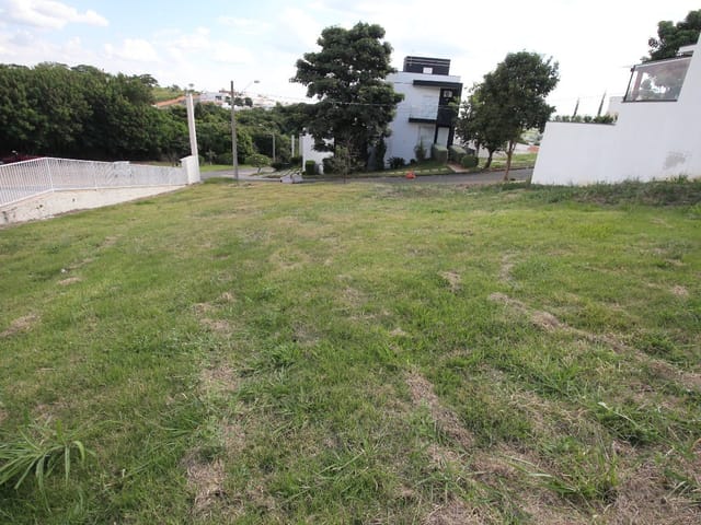 Terreno com 370m², à venda, no bairro Vila Tenente Vasconcelos em São João da Boa Vista