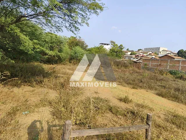 Terreno com 1101m², à venda, no bairro Grã-Bretanha em Araçuaí