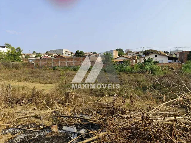 Terreno com 1101m², à venda, no bairro Grã-Bretanha em Araçuaí