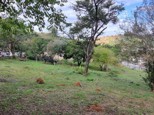 Terreno com 2700m², à venda, no bairro Jardim Mantiqueira em Águas da Prata