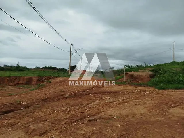 Terreno com 144m², à venda, no bairro Alto Paraiso em Araçuaí