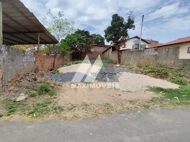 Terreno com 300m², à venda, no bairro Alto Mercado em Araçuaí