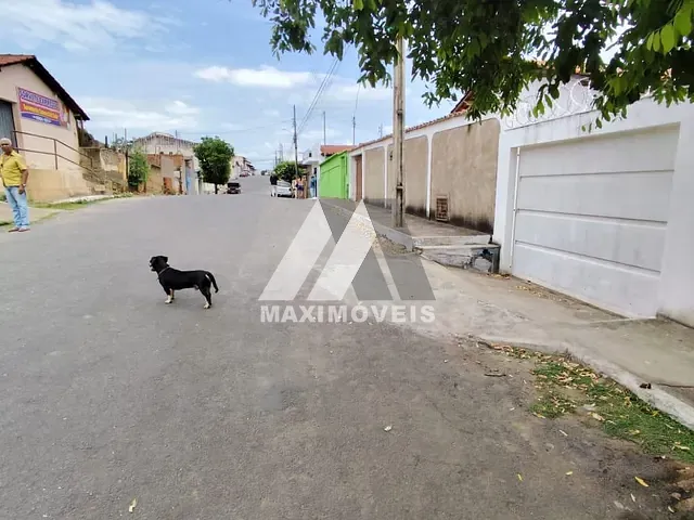 Terreno com 300m², à venda, no bairro Alto Mercado em Araçuaí