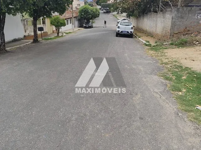 Terreno com 300m², à venda, no bairro Alto Mercado em Araçuaí