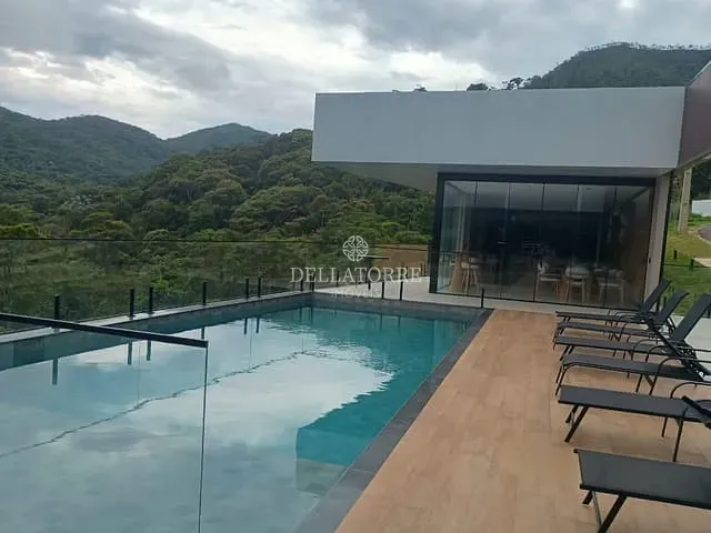Terreno com 243m², à venda, no bairro Ermitage em Teresópolis
