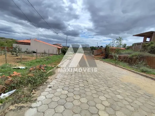 Terreno com 360m², à venda, no bairro J K em Araçuaí