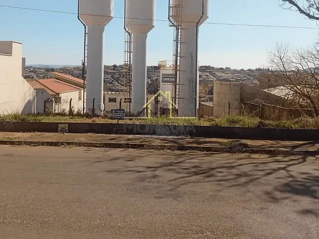 Terreno com 411m², à venda, no bairro Jardim Ouro Verde em Guaxupé