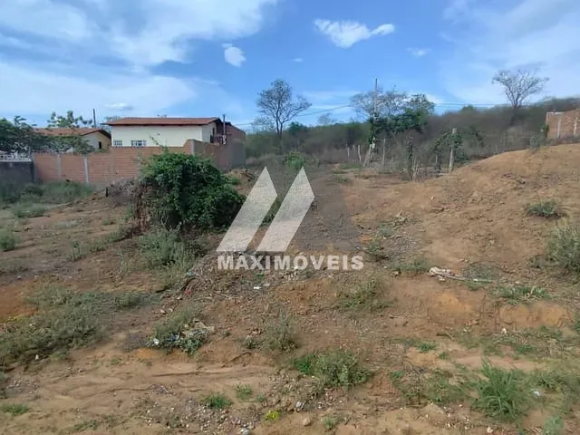 Terreno com 240m², à venda, no bairro Alto Paraiso em Araçuaí