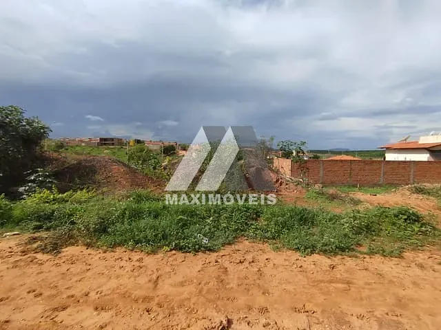 Terreno com 180m², à venda, no bairro São Francisco II em Araçuaí