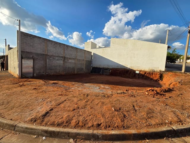 Terreno com 308m², à venda, no bairro Jardim dos Jacarandás Fase 1 em São João da Boa Vista