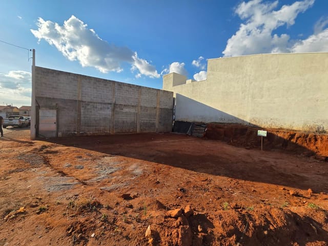 Terreno com 308m², à venda, no bairro Jardim dos Jacarandás Fase 1 em São João da Boa Vista
