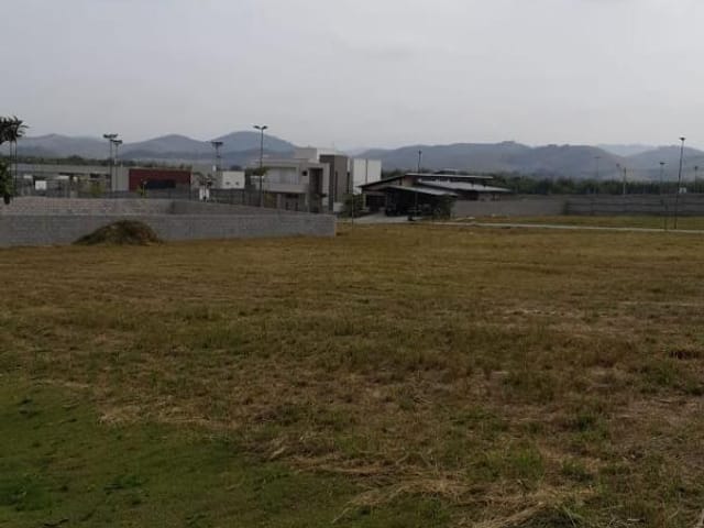 Terreno com 601m², à venda, no bairro Colinas do Paratehy em São José dos Campos
