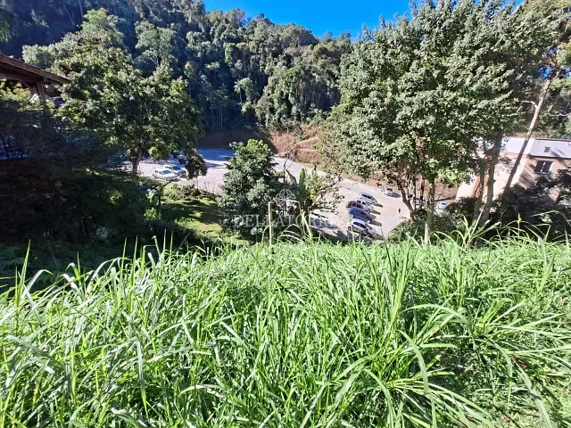 Terreno com 332m², à venda, no bairro Quebra Frascos em Teresópolis