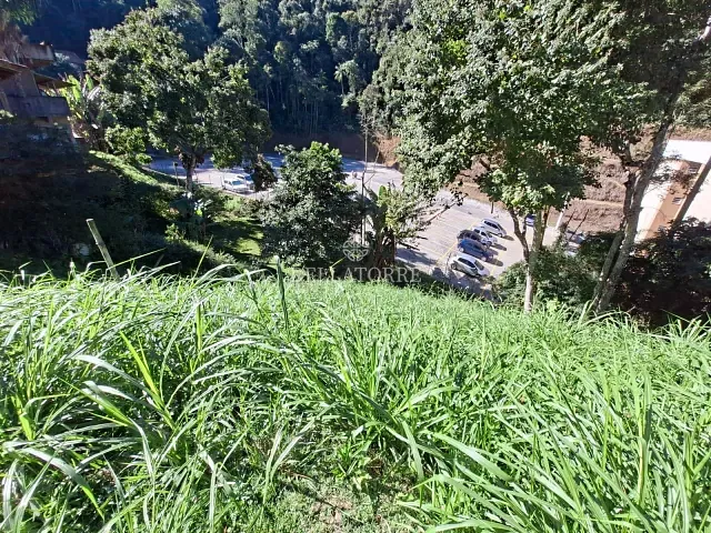 Terreno com 332m², à venda, no bairro Quebra Frascos em Teresópolis