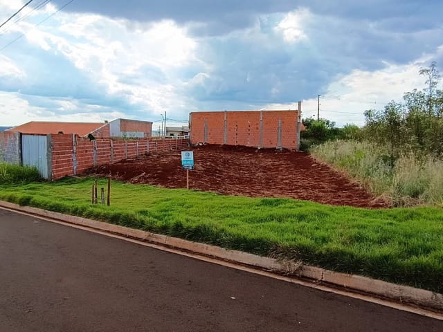 Terreno com 307m², à venda, no bairro Jardim Vitória em Cambé
