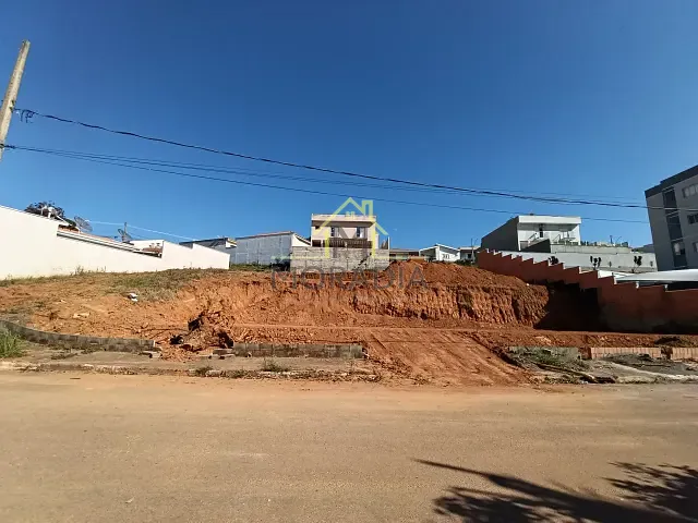 Terreno com 323m², à venda, no bairro Jardim Primavera III em Guaxupé