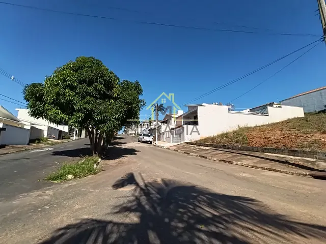Terreno com 323m², à venda, no bairro Jardim Primavera III em Guaxupé