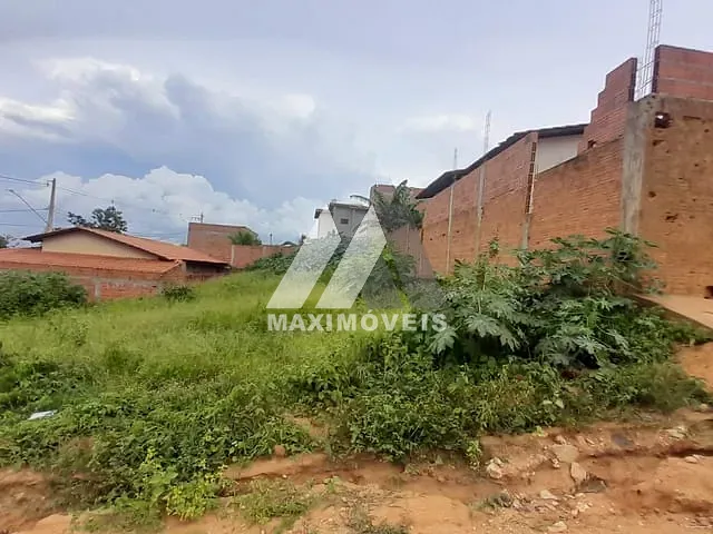 Terreno com 360m², à venda, no bairro São Francisco I em Araçuaí