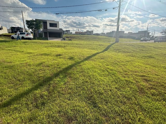 Terreno com 606m², à venda, no bairro Centro em Cambé