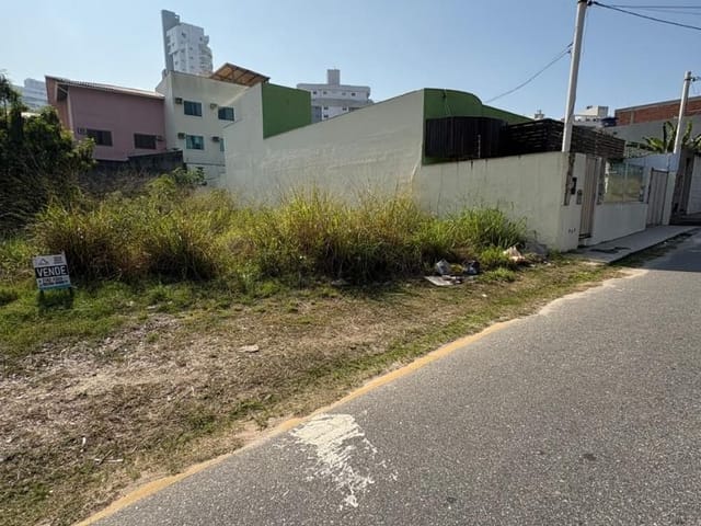 Terreno com 450m², à venda, no bairro Granja dos Cavaleiros em Macaé