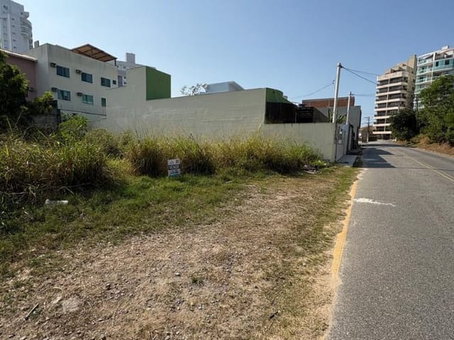 Terreno com 450m², à venda, no bairro Granja dos Cavaleiros em Macaé