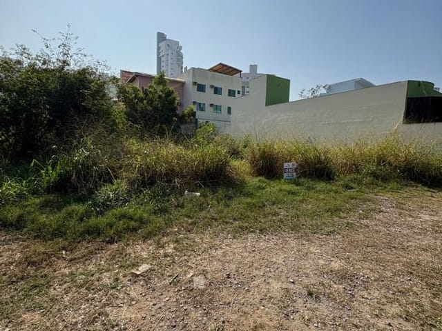 Terreno com 450m², à venda, no bairro Granja dos Cavaleiros em Macaé