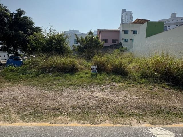 Terreno com 450m², à venda, no bairro Granja dos Cavaleiros em Macaé