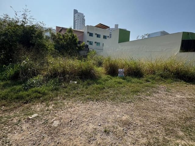 Terreno com 450m², à venda, no bairro Granja dos Cavaleiros em Macaé