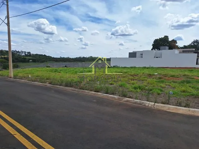 Terreno com 331m², à venda, no bairro Residencial Moinho de Vento em Guaxupé