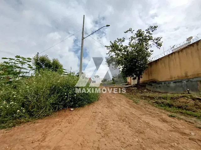 Terreno com 180m², à venda, no bairro Alto Paraiso em Araçuaí