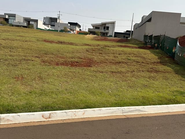 Terreno com 307m², à venda, no bairro Centro em Cambé